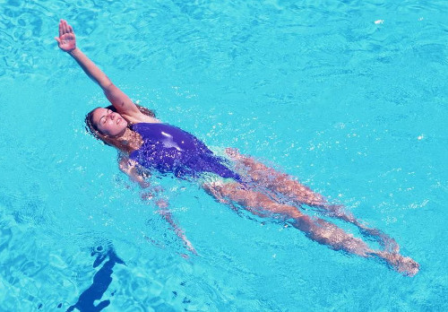 Польза плавания в бассейне для женщин в ластах